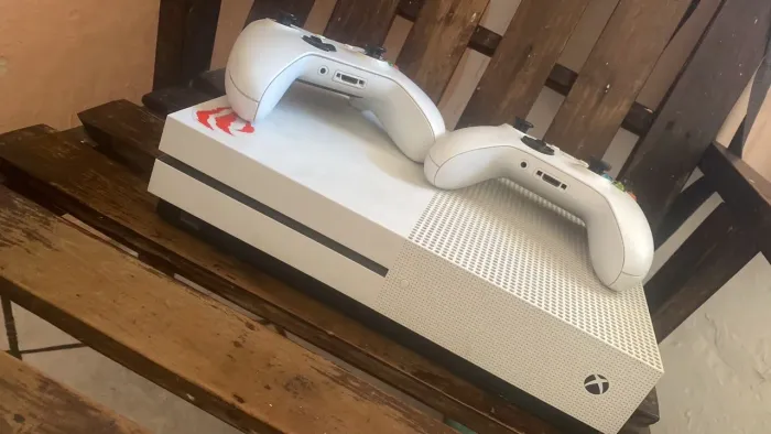 Xbox One S branco