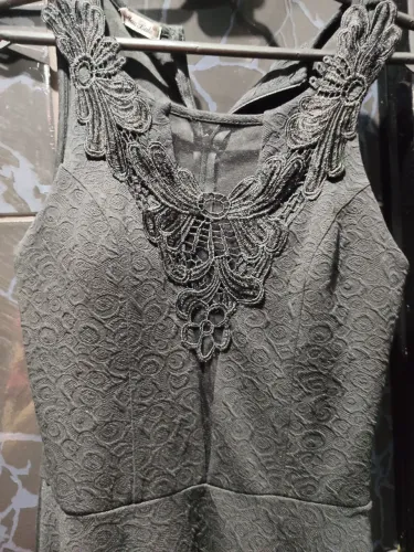 Vestido preto acinturado e de renda