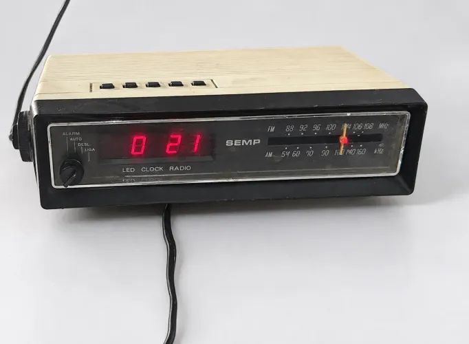 Rádio-relógio Semp Toshiba antigo funcionando