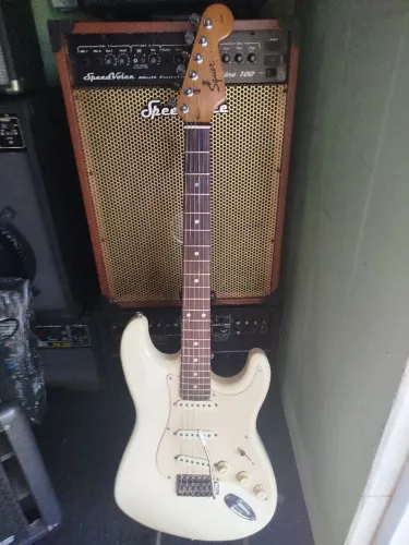 (GUITARRA PROFISSIONAL SQUIER BY FENDER STRATO AFFINITY)