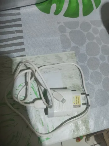 Carregador de Iplone só está sem a caixa usado uma vez so