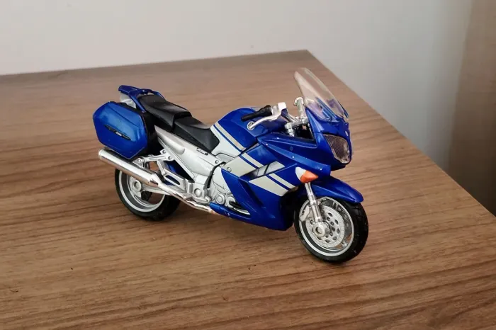 Miniatura moto Yamaha FJR 1300 (1:18) Maisto