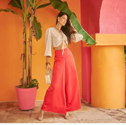 Calça UAU conceito  sendo Pink acetinada. Veste 40