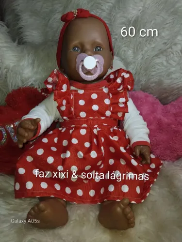 Boneca  negra faz xixi e drama lagrima