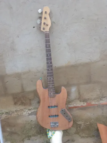 Baixo passivo de quatro cordas ponto de pintura sem captadores e sem a parte elétrica