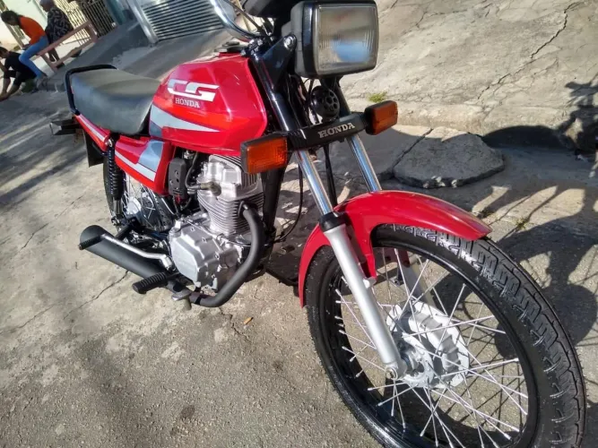Estou vendendo moto em perfeito estado revisado quem tiver interesse chame no zap