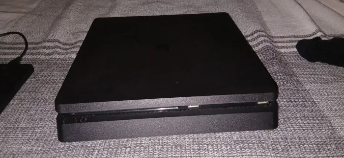 Vendo meu ps4 slim 500gb conservado vai junto 1 HD 320gb, capa anti-poeira e os cabos orig