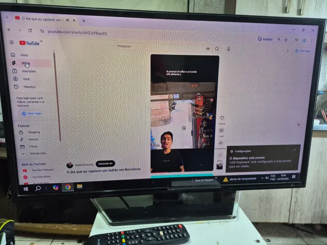 Tv 32 não e smart e notebook com a tela quebrada