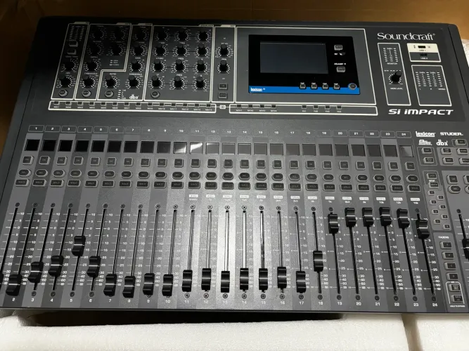 MESA DE SOM - SOUNDCRAFT 24 CANAIS