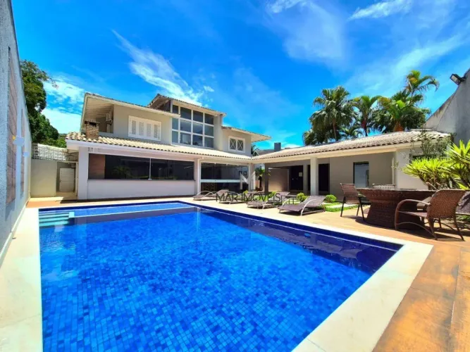 LINDA casa em condomínio fechado de alto padrão na região da praia de Pernambuco no Guaruj