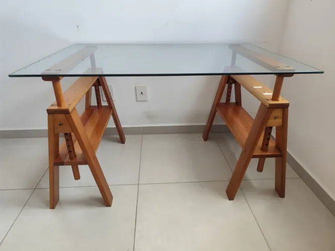 Escrivaninha ou Mesa com cavalete de madeira maciça - TokStok