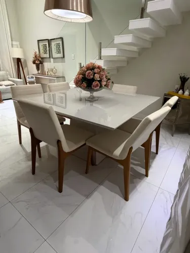 Mesa e cadeiras