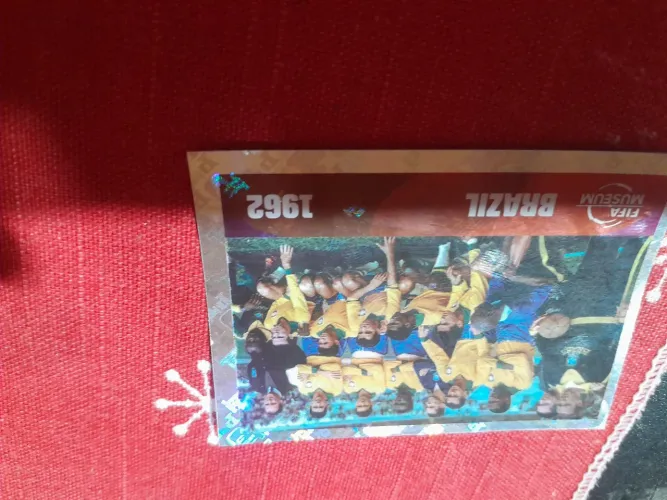 Vendo figurinha da copa seleção brasileira de 1962 brilhante ? 