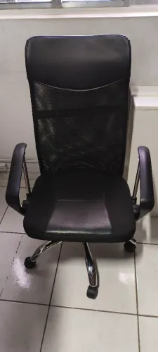 Cadeira giratória p/escritório.