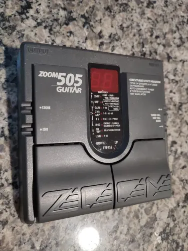 Pedaleira de Guitarra Zoom 505 Ótimo Estado com Manual Tags