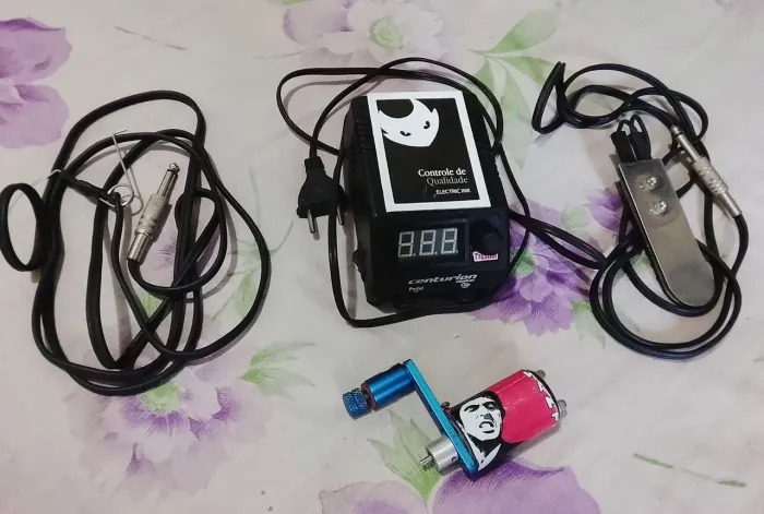 Kit de Tatuagem - Máquina Scarface rotativa, cabo RCA, fonte bivolt anti curto e pedal