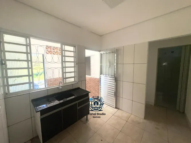 Casa Kitnet com lavanderia - Jd. das Bandeiras