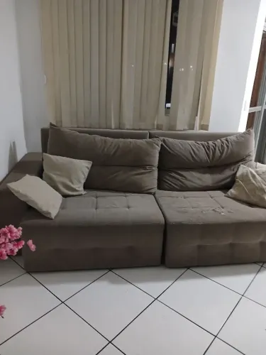 Sofá de luxo com pequena avaria causada por cachorro com otima estrutura e confortáveis