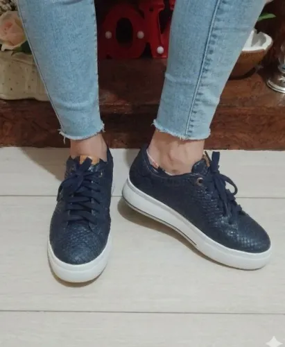 Tênis Arezzo azul marinho em couro legítimo 