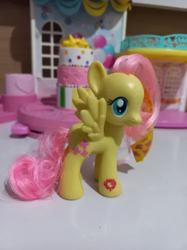 Pônei Fluttershy com fita G4 8cm