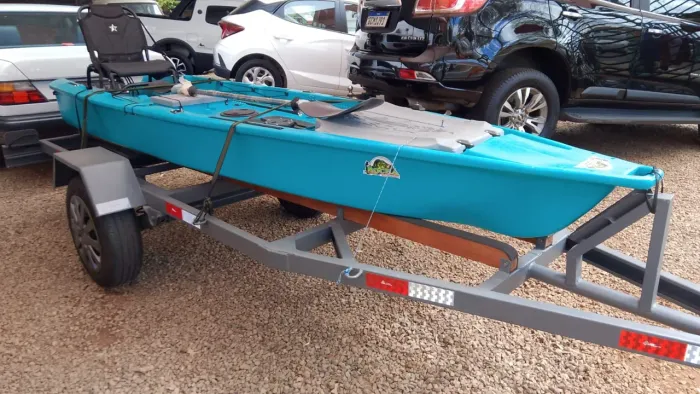 Caiaque com carreta e motor