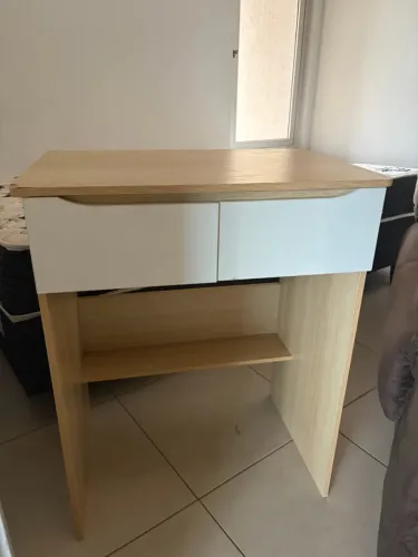 Vende-se uma Escrivaninha 