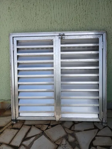 Porta de alumínio para casa do gaz 0,70 de altura por 0,76 de comprimento