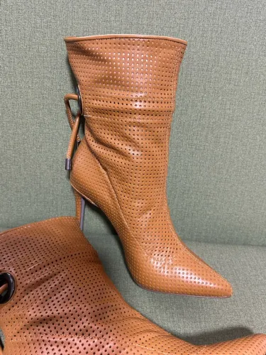 Bota cano médio nova Schütz