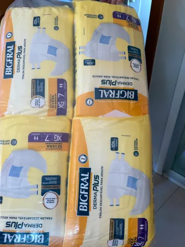 Vendo 5 fardos de fraldas Bigfralda tamanho XG (a maior) por 160 cada. 