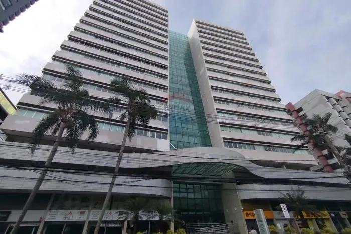 Sala Comercial com aproximadamente 75m², reformada, com 2 banheiros, recepção e vista pano