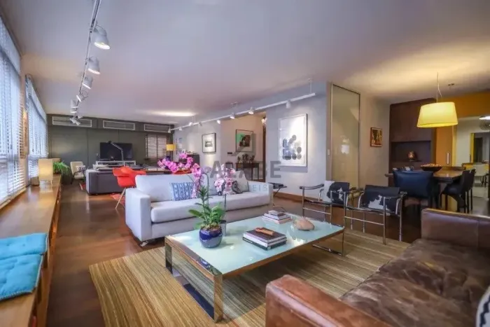 Apartamento à Venda Reformado de 272m² no Itaim Bibi 4 Dormitórios, 3 Vagas, 1 por Andar e