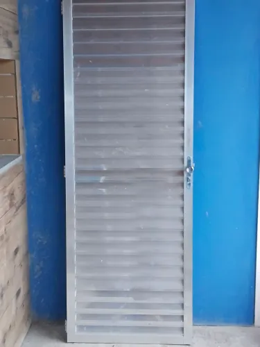 Porta de alumínio 0,74 largura por 2,06