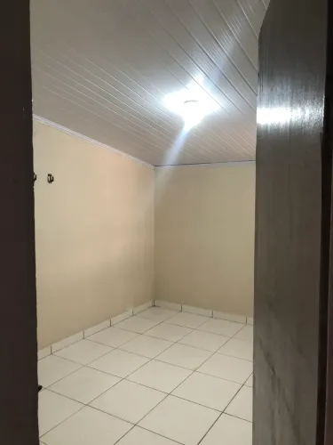 ALUGO CASA DE FUNDOS NA SHIS LESTE 