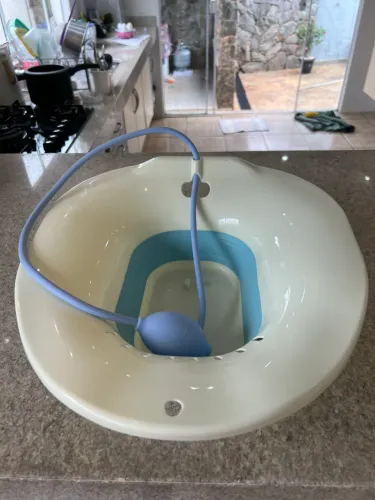 Bacia para Banho de Assento com mangueirinha para ducha e sistema antivazamento