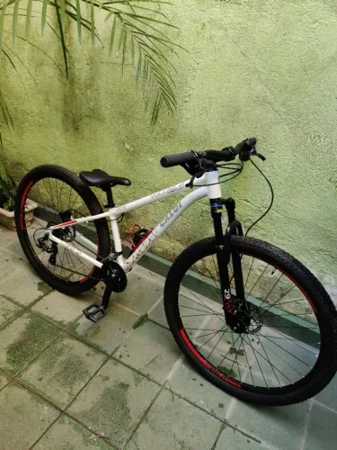 Bicicleta Caloi Vulcan HDS Aro 29 - Freio a Disco Hidráulico - Quadro 13 (PP) - 24 Velocid