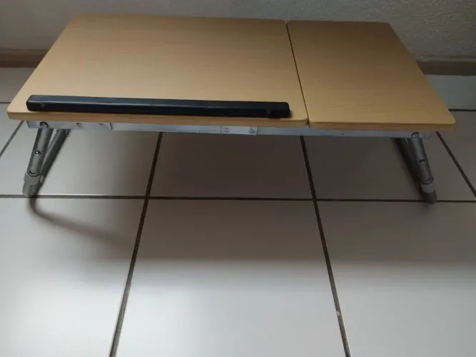 Mesa para usar o computador na cama, no sofá ou em qualquer outro espaço.