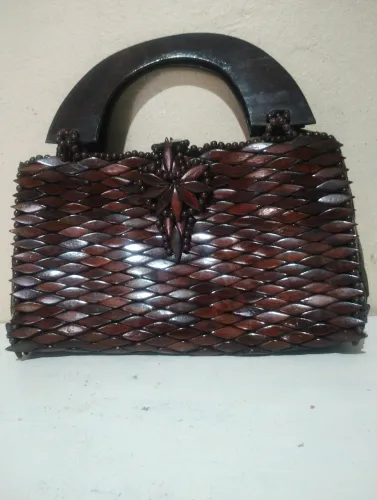 Bolsa de madeira 