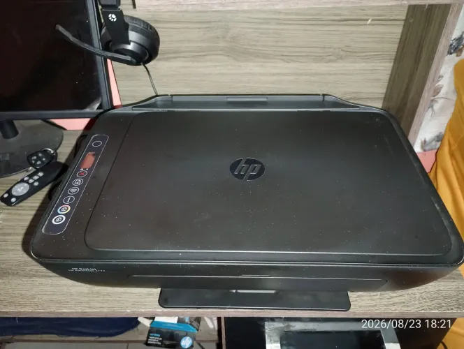 Vendo impressora multifuncional HP Deskjet ALL Ink 2774 funcionando.