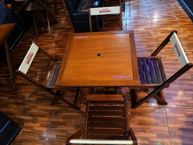Jogo de mesa com 4 cadeiras
