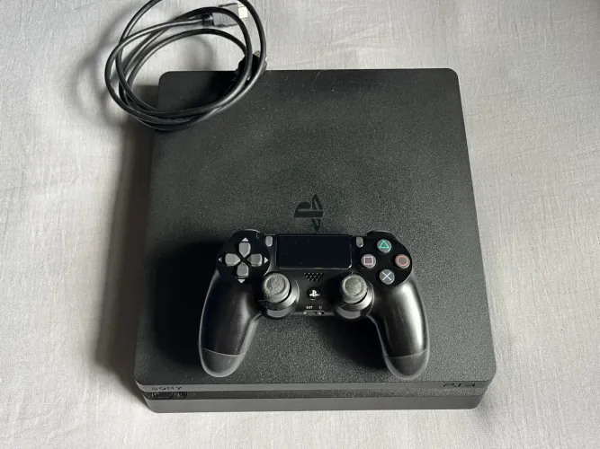 PlayStation 4 Slim 