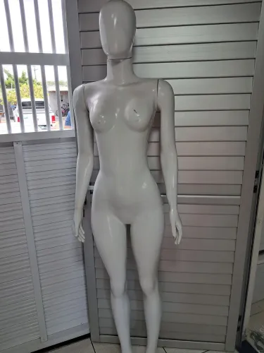 Vendo Manequim feminino, de busto e shorts