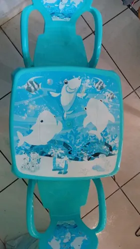 Mesa infantil com 2 cadeiras