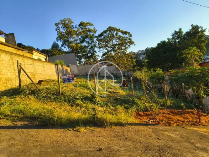 Imóvel para venda possui 390 metros quadrados em São Pedro - Juiz de Fora - MG