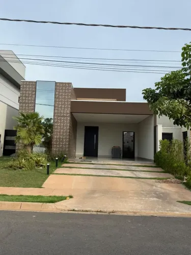Imóvel para aluguel possui 180 metros quadrados com 3 quartos em Condomínio Belvedere - Cu