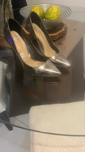 Scarpin metalizado feminino*