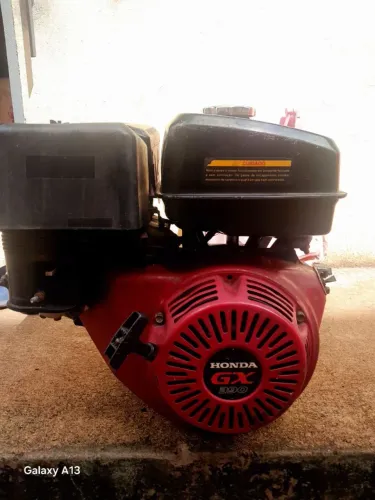 Motor Honda com tanque de um Toyama