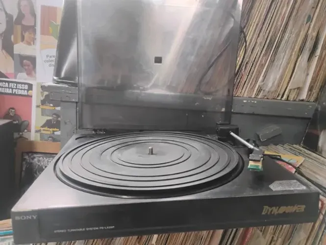 TOCA DISCOS SONY COM AGULHA E FUNCIONANDO NORMALMENTE !!