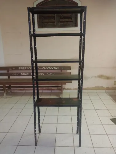 Vendo Uma estante de aço