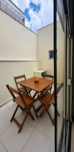 Conjunto Mesa Dobrável de Madeira Maciça + 4 Cadeiras Dobráveis