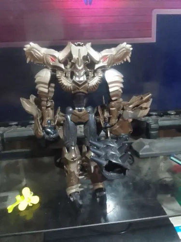 Um brinquedo usado que se transforma em dinossauro 